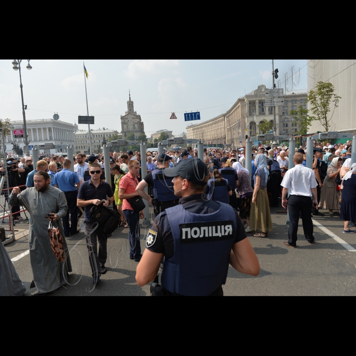 27 липня 2016 з нагоди Дня хрещення Київської Русі та 1000-ліття Давньоруського чернецтва на Святій Горі Афон  в Києві, на Європейській площі відбулася урочиста зустріч двох Хресних ходів зі Сходу та Заходу України, які очолять намісники лавр. Разом вони попрямують на Володимирську гірку. 