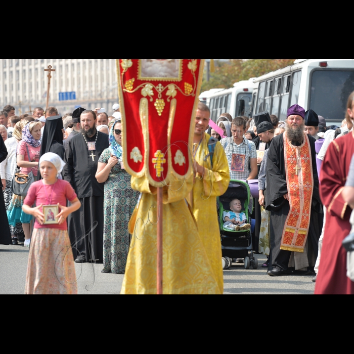 27 липня 2016 з нагоди Дня хрещення Київської Русі та 1000-ліття Давньоруського чернецтва на Святій Горі Афон  в Києві, на Європейській площі відбулася урочиста зустріч двох Хресних ходів зі Сходу та Заходу України, які очолять намісники лавр. Разом вони попрямують на Володимирську гірку. 