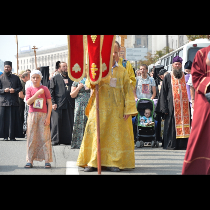 27 липня 2016 з нагоди Дня хрещення Київської Русі та 1000-ліття Давньоруського чернецтва на Святій Горі Афон  в Києві, на Європейській площі відбулася урочиста зустріч двох Хресних ходів зі Сходу та Заходу України, які очолять намісники лавр. Разом вони попрямують на Володимирську гірку. 