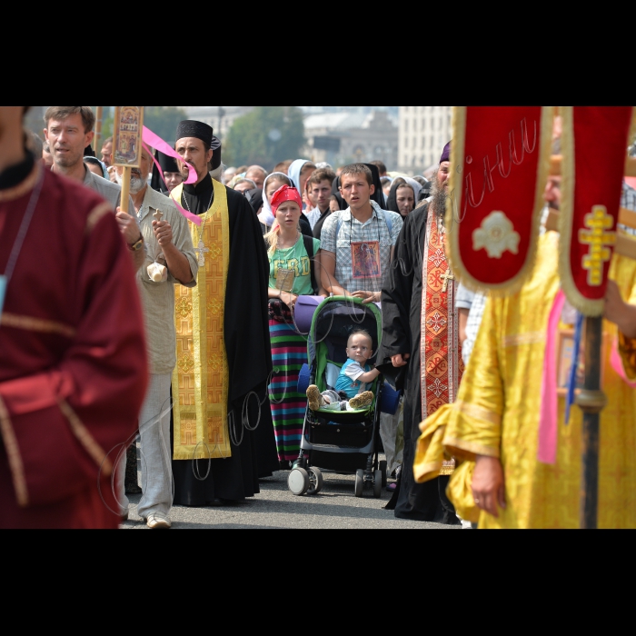 27 липня 2016 з нагоди Дня хрещення Київської Русі та 1000-ліття Давньоруського чернецтва на Святій Горі Афон  в Києві, на Європейській площі відбулася урочиста зустріч двох Хресних ходів зі Сходу та Заходу України, які очолять намісники лавр. Разом вони попрямують на Володимирську гірку. 