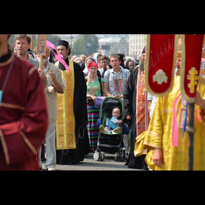 27 липня 2016 з нагоди Дня хрещення Київської Русі та 1000-ліття Давньоруського чернецтва на Святій Горі Афон  в Києві, на Європейській площі відбулася урочиста зустріч двох Хресних ходів зі Сходу та Заходу України, які очолять намісники лавр. Разом вони попрямують на Володимирську гірку. 