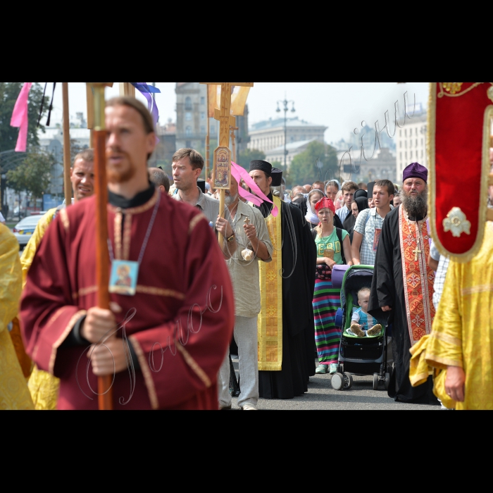 27 липня 2016 з нагоди Дня хрещення Київської Русі та 1000-ліття Давньоруського чернецтва на Святій Горі Афон  в Києві, на Європейській площі відбулася урочиста зустріч двох Хресних ходів зі Сходу та Заходу України, які очолять намісники лавр. Разом вони попрямують на Володимирську гірку. 