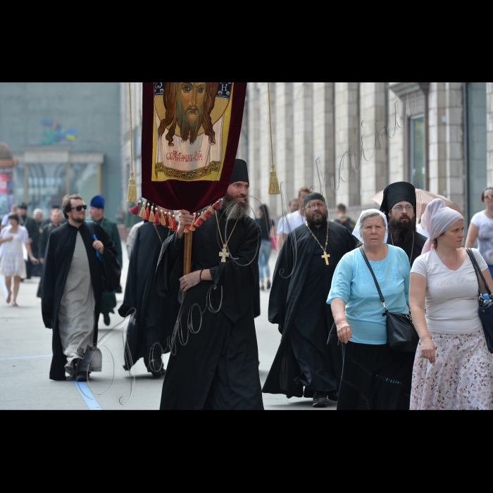 27 липня 2016 з нагоди Дня хрещення Київської Русі та 1000-ліття Давньоруського чернецтва на Святій Горі Афон  в Києві, на Європейській площі відбулася урочиста зустріч двох Хресних ходів зі Сходу та Заходу України, які очолять намісники лавр. Разом вони попрямують на Володимирську гірку. 