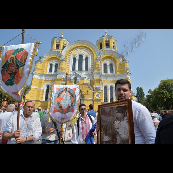 28 липня 2016 до річниці Хрещення Русі-України у Володимирському соборі було проведено божественну літургію. Під час неї будуть молитися за Україну, українську церкву, мир та перемогу. Після завершення божественної від Володимирського собору  вирушила традиційна хресна хода.  