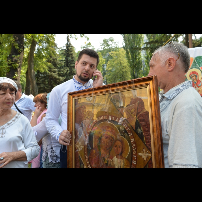 28 липня 2016 до річниці Хрещення Русі-України у Володимирському соборі було проведено божественну літургію. Під час неї будуть молитися за Україну, українську церкву, мир та перемогу. Після завершення божественної від Володимирського собору  вирушила традиційна хресна хода.  