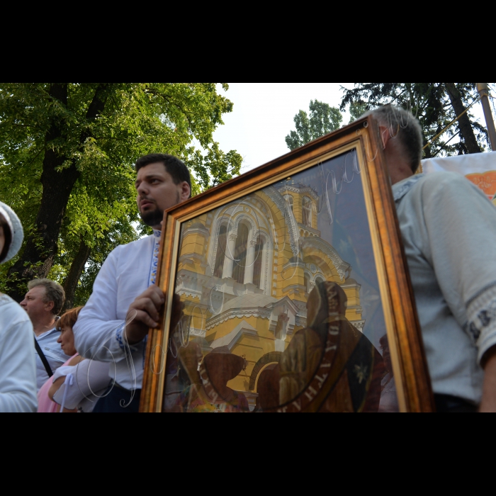 28 липня 2016 до річниці Хрещення Русі-України у Володимирському соборі було проведено божественну літургію. Під час неї будуть молитися за Україну, українську церкву, мир та перемогу. Після завершення божественної від Володимирського собору  вирушила традиційна хресна хода.  