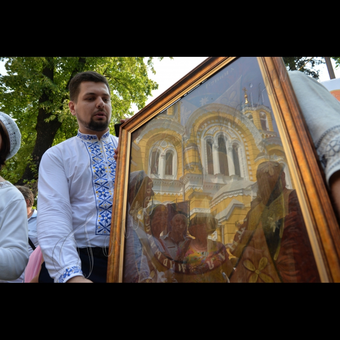 28 липня 2016 до річниці Хрещення Русі-України у Володимирському соборі було проведено божественну літургію. Під час неї будуть молитися за Україну, українську церкву, мир та перемогу. Після завершення божественної від Володимирського собору  вирушила традиційна хресна хода.  