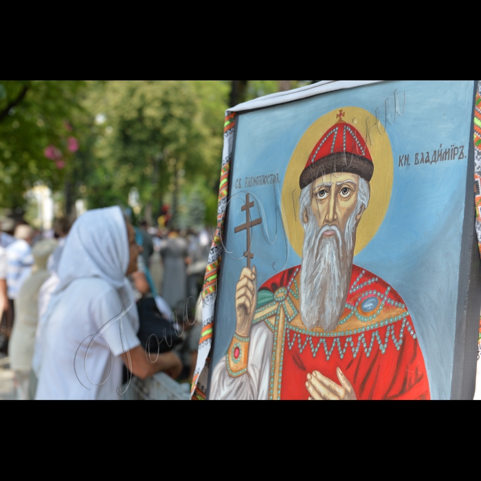 28 липня 2016 до річниці Хрещення Русі-України у Володимирському соборі було проведено божественну літургію. Під час неї будуть молитися за Україну, українську церкву, мир та перемогу. Після завершення божественної від Володимирського собору  вирушила традиційна хресна хода.  