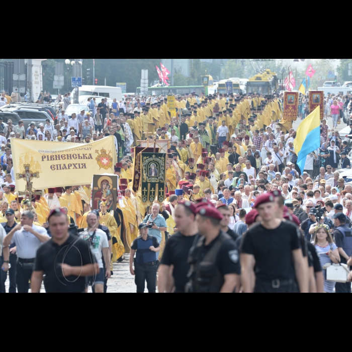 28 липня 2016 до річниці Хрещення Русі-України у Володимирському соборі було проведено божественну літургію. Під час неї будуть молитися за Україну, українську церкву, мир та перемогу. Після завершення божественної від Володимирського собору  вирушила традиційна хресна хода.  