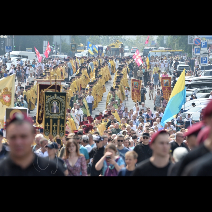 28 липня 2016 до річниці Хрещення Русі-України у Володимирському соборі було проведено божественну літургію. Під час неї будуть молитися за Україну, українську церкву, мир та перемогу. Після завершення божественної від Володимирського собору  вирушила традиційна хресна хода.  