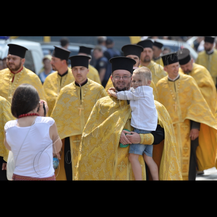 28 липня 2016 до річниці Хрещення Русі-України у Володимирському соборі було проведено божественну літургію. Під час неї будуть молитися за Україну, українську церкву, мир та перемогу. Після завершення божественної від Володимирського собору  вирушила традиційна хресна хода.  