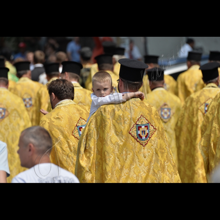 28 липня 2016 до річниці Хрещення Русі-України у Володимирському соборі було проведено божественну літургію. Під час неї будуть молитися за Україну, українську церкву, мир та перемогу. Після завершення божественної від Володимирського собору  вирушила традиційна хресна хода.  