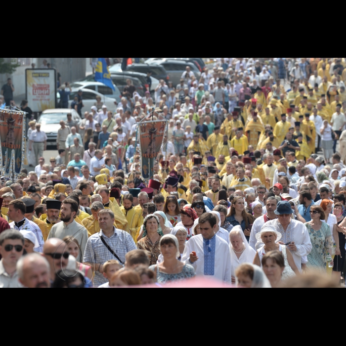 28 липня 2016 до річниці Хрещення Русі-України у Володимирському соборі було проведено божественну літургію. Під час неї будуть молитися за Україну, українську церкву, мир та перемогу. Після завершення божественної від Володимирського собору  вирушила традиційна хресна хода.  