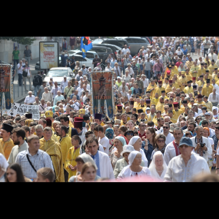 28 липня 2016 до річниці Хрещення Русі-України у Володимирському соборі було проведено божественну літургію. Під час неї будуть молитися за Україну, українську церкву, мир та перемогу. Після завершення божественної від Володимирського собору  вирушила традиційна хресна хода.  