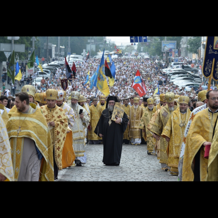 28 липня 2016 до річниці Хрещення Русі-України у Володимирському соборі було проведено божественну літургію. Під час неї будуть молитися за Україну, українську церкву, мир та перемогу. Після завершення божественної від Володимирського собору  вирушила традиційна хресна хода.  