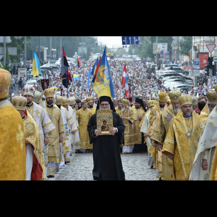 28 липня 2016 до річниці Хрещення Русі-України у Володимирському соборі було проведено божественну літургію. Під час неї будуть молитися за Україну, українську церкву, мир та перемогу. Після завершення божественної від Володимирського собору  вирушила традиційна хресна хода.  