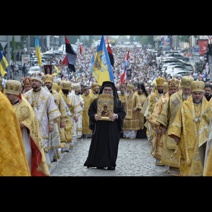 28 липня 2016 до річниці Хрещення Русі-України у Володимирському соборі було проведено божественну літургію. Під час неї будуть молитися за Україну, українську церкву, мир та перемогу. Після завершення божественної від Володимирського собору  вирушила традиційна хресна хода.  