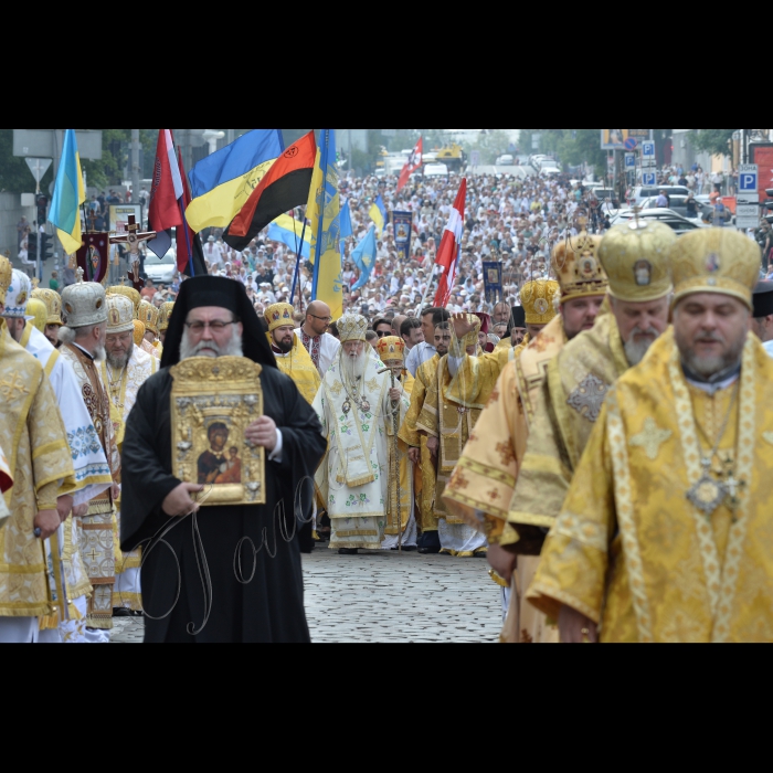 28 липня 2016 до річниці Хрещення Русі-України у Володимирському соборі було проведено божественну літургію. Під час неї будуть молитися за Україну, українську церкву, мир та перемогу. Після завершення божественної від Володимирського собору вирушила традиційна хресна хода. Філаре́т —  предстоятель Української православної церкви Київського патріархату, Патріарх Київський і всієї Руси-України.