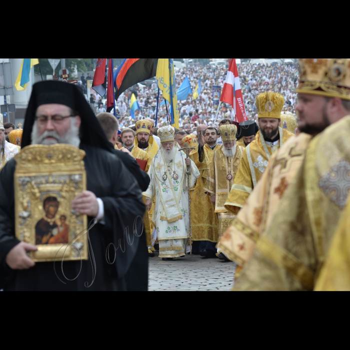 28 липня 2016 до річниці Хрещення Русі-України у Володимирському соборі було проведено божественну літургію. Під час неї будуть молитися за Україну, українську церкву, мир та перемогу. Після завершення божественної від Володимирського собору вирушила традиційна хресна хода. Філаре́т —  предстоятель Української православної церкви Київського патріархату, Патріарх Київський і всієї Руси-України.