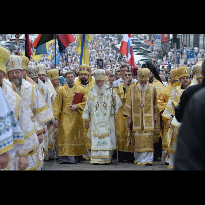 28 липня 2016 до річниці Хрещення Русі-України у Володимирському соборі було проведено божественну літургію. Під час неї будуть молитися за Україну, українську церкву, мир та перемогу. Після завершення божественної від Володимирського собору вирушила традиційна хресна хода. Філаре́т —  предстоятель Української православної церкви Київського патріархату, Патріарх Київський і всієї Руси-України.