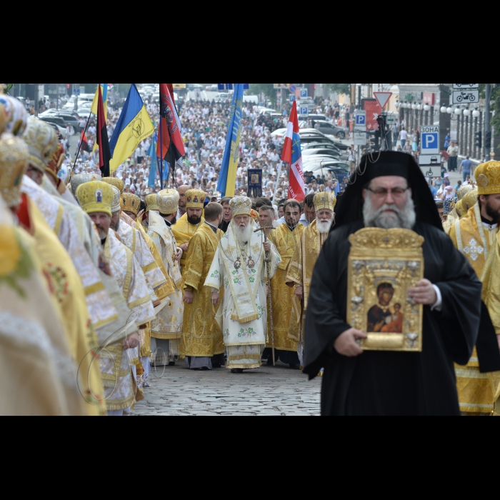 28 липня 2016 до річниці Хрещення Русі-України у Володимирському соборі було проведено божественну літургію. Під час неї будуть молитися за Україну, українську церкву, мир та перемогу. Після завершення божественної від Володимирського собору вирушила традиційна хресна хода. Філаре́т —  предстоятель Української православної церкви Київського патріархату, Патріарх Київський і всієї Руси-України.