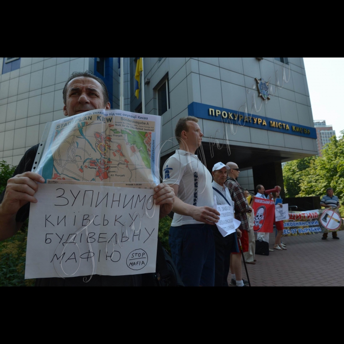 1 серпня 2016 біля прокуратури м. Києва почалася акція-попередження «Прокурори нас не чують!». Учасники акції спробують попередити прокурора, що забудови на зсувній Батиєвій горі можуть привести до людських жертв. Місцеві жителі протестують проти масової вирубки дерев і чагарників на Батиєвій горі, що може викликати сходження руйнівного зсуву. Забудовник – ТОВ «Ролан» – наміряється забудувати зсувний схил трьома 25-поверховими комерційними висотками. Учасники акції вимагають накласти арешт на незаконне будівництво і скасувати незаконні рішення Київради про виділення земельних ділянок під забудову на Батиєвій горі. Організатори акції – жителі Батиєвої гори.