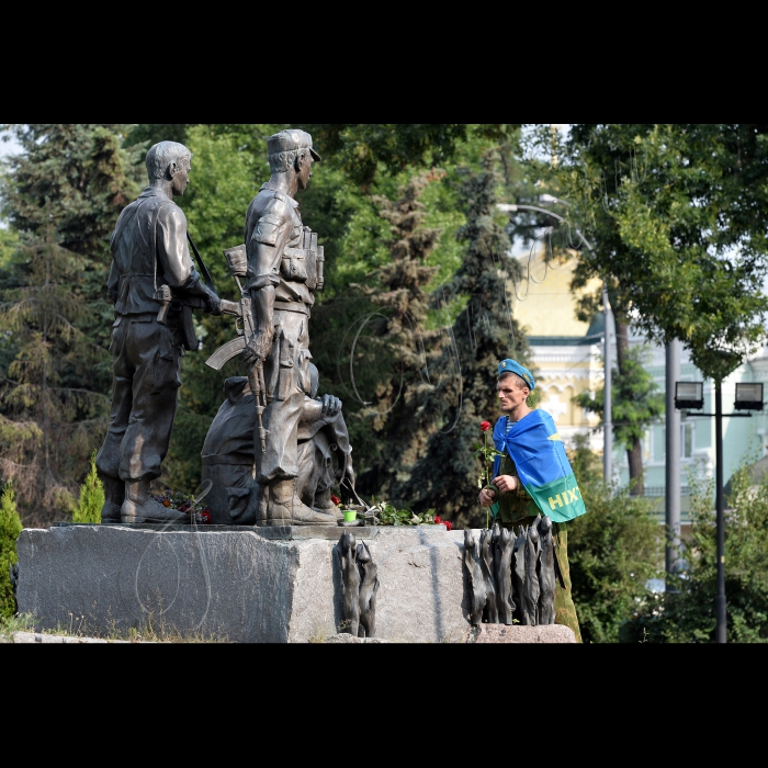 2 серпня 2016 біля столичного Всеукраїнського комплексу - Памятника полеглим в Афганістані відбулись урочистості з відзначення Дня високомобільних десантних військ України, проведені Українською Спілкою ветеранів Афганістану (воїнів-інтернаціоналістів).