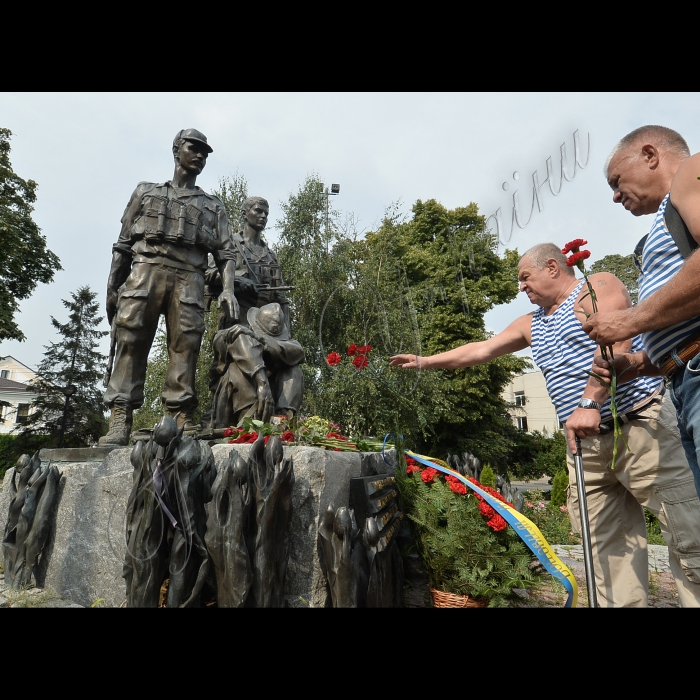 Біля столичного Всеукраїнського комплексу - Памятника полеглим в Афганістані відбулись  урочистості  з відзначення Дня високомобільних десантних військ України.