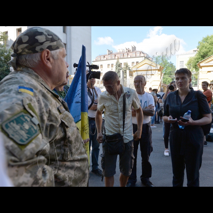 8 серпня 2016 Київ. Під Адміністрацією Президента проходить організований народним депутатом України Надією Савченко мітинг родичів українських заручників. На мітингу присутні Надія Савченко, її сестра Віра та мама.