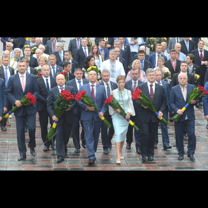 24 серпня 2016 Голова Верховної Ради України Андрій Парубій взяв участь в урочистостях з нагоди святкування 25-ї річниці Незалежності України.
Церемонія покладання квітів до пам’ятників Т.Г. Шевченку, М.С. Грушевському.
У церемоніях взяли участь: Президент України Петро Порошенко та його дружина Марина Порошенко, Голова Верховної Ради України Андрій Парубій, Прем’єр-Міністр України Володимир Гройсман, Секретар РНБО О.Турчинов, Голова Київської міської державної адміністрації Віталій Кличко, представники духовенства, народні депутати України, громадські діячі, громадяни України.