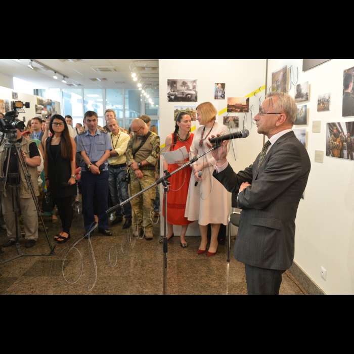 23 серпня 2016 у Музеї історії Києва відкрилась фотовиставка «Моя армія. Бачити серцем», підготовлена Міністерством оборони. На виставці представлені документальні свідчення та фотографії військовиків – учасників АТО 2014-2016 років. На відкритті виставки заступник міністра оборони Ігор Долгов зазначив, що ця колекція солдатських світлин – літопис нашої історії, її потрібно постійно поповнювати.
Заступник міністра оборони Ігор Долгов на відкритті фотовиставки «Моя армія. Бачити серцем».