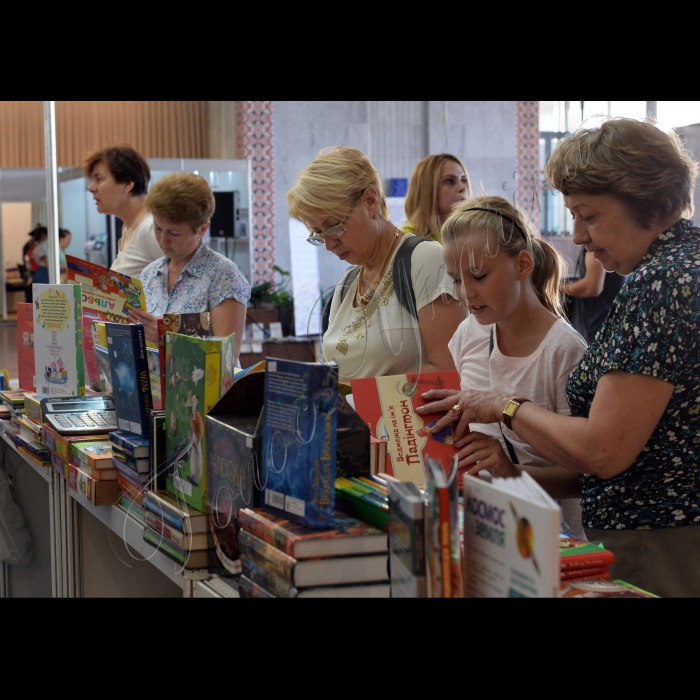 25 серпня 2016 книжкова виставка-ярмарок до Дня Знань, в Українському домі.