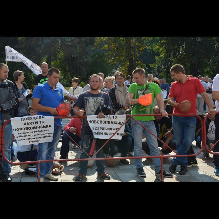 06 вересня 2016 біля ВРУ відбулася акція протесту, організована Конфедерацією вільних профспілок України та її галузевими профспілковими організаціями. Вимоги  незалежних профспілок: у зв’язку з падінням життєвого рівня громадян в умовах девальвації національної валюти, підвищення тарифів на комунальні послуги та енергоносії підвищити зарплату та соціальні виплати всім категоріям населення у три рази; 
терміново відмінити постанову Кабміну №461 від 24.06.2016 р. щодо скорочення Списків №1 та №2, які дають право на достроковий вихід на пенсію за роботу у важких та шкідливих умовах;  
вжити термінових заходів для погашення заборгованості із заробітної плати найманим працівникам і не допускати цього у подальшому. Зняти з розгляду проект Трудового кодексу України через його невідповідність міжнародним нормам і стандартам та ін.  