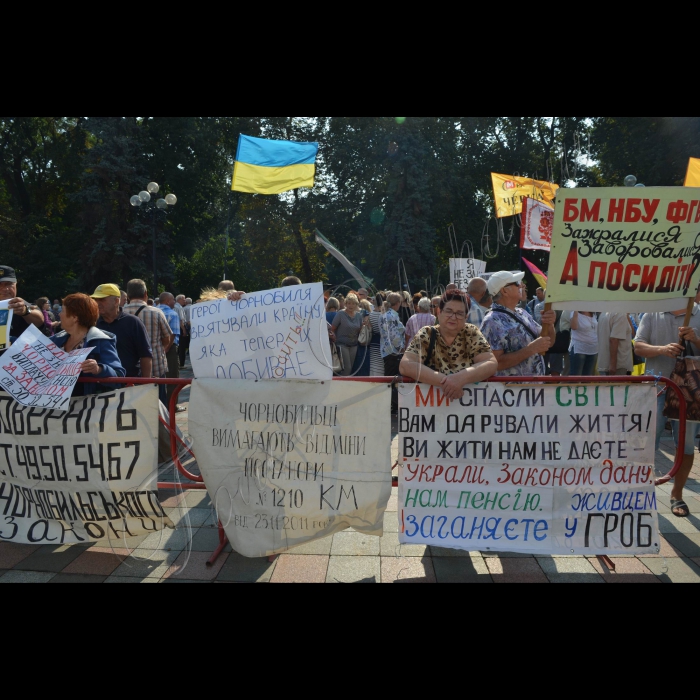 06 вересня 2016 біля ВРУ відбулася акція протесту, організована Конфедерацією вільних профспілок України та її галузевими профспілковими організаціями. Вимоги  незалежних профспілок: у зв’язку з падінням життєвого рівня громадян в умовах девальвації національної валюти, підвищення тарифів на комунальні послуги та енергоносії підвищити зарплату та соціальні виплати всім категоріям населення у три рази; 
терміново відмінити постанову Кабміну №461 від 24.06.2016 р. щодо скорочення Списків №1 та №2, які дають право на достроковий вихід на пенсію за роботу у важких та шкідливих умовах;  
вжити термінових заходів для погашення заборгованості із заробітної плати найманим працівникам і не допускати цього у подальшому. Зняти з розгляду проект Трудового кодексу України через його невідповідність міжнародним нормам і стандартам та ін.  