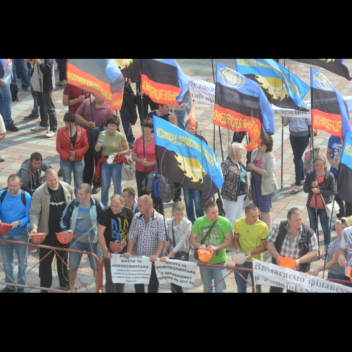 06 вересня 2016 біля ВРУ відбулася акція протесту, організована Конфедерацією вільних профспілок України та її галузевими профспілковими організаціями. Вимоги  незалежних профспілок: у зв’язку з падінням життєвого рівня громадян в умовах девальвації національної валюти, підвищення тарифів на комунальні послуги та енергоносії підвищити зарплату та соціальні виплати всім категоріям населення у три рази;
терміново відмінити постанову Кабміну №461 від 24.06.2016 р. щодо скорочення Списків №1 та №2, які дають право на достроковий вихід на пенсію за роботу у важких та шкідливих умовах;  
вжити термінових заходів для погашення заборгованості із заробітної плати найманим працівникам і не допускати цього у подальшому. Зняти з розгляду проект Трудового кодексу України через його невідповідність міжнародним нормам і стандартам та ін. 