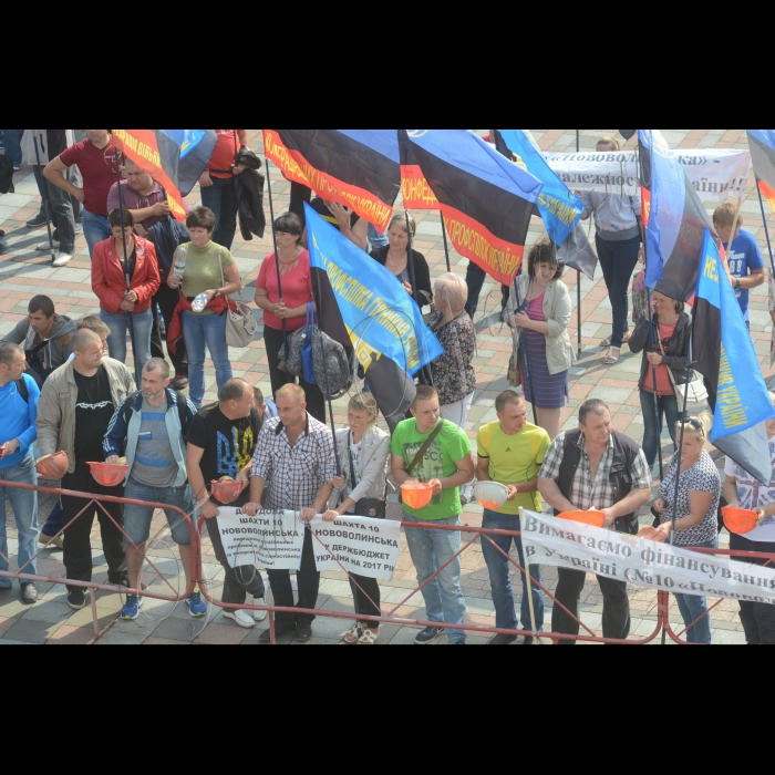 06 вересня 2016 біля ВРУ відбулася акція протесту, організована Конфедерацією вільних профспілок України та її галузевими профспілковими організаціями. Вимоги  незалежних профспілок: у зв’язку з падінням життєвого рівня громадян в умовах девальвації національної валюти, підвищення тарифів на комунальні послуги та енергоносії підвищити зарплату та соціальні виплати всім категоріям населення у три рази;
терміново відмінити постанову Кабміну №461 від 24.06.2016 р. щодо скорочення Списків №1 та №2, які дають право на достроковий вихід на пенсію за роботу у важких та шкідливих умовах;  
вжити термінових заходів для погашення заборгованості із заробітної плати найманим працівникам і не допускати цього у подальшому. Зняти з розгляду проект Трудового кодексу України через його невідповідність міжнародним нормам і стандартам та ін. 