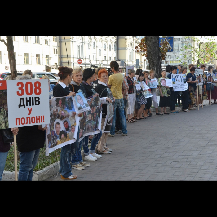 14 вересня 2016 матері, дружини, рідні заручників та військовополонених, яких незаконно утримують терористи у тюрмах Луганська та Донецька, провели пікет біля німецького та французького посольств в Україні. Вони передали зверненя Голові ОБСЄ, міністрам закордонних справ Німечини та Франції з проханням і вимогою сприяти звільненню заручників. «Ми вимагаємо і хочемо, щоб ви чули не лише офіційну точку зору або оцінки міжнародних спостерігачів, але й голос тих, хто потребує вашого прямого захисту і підтримки» - говориться у зверненні.