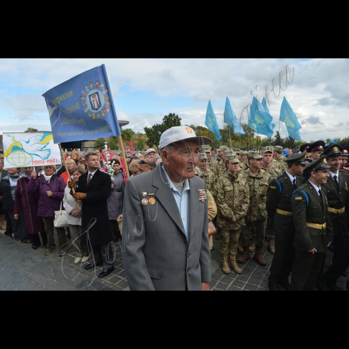 21 вересня 2016 у Києві пройшов Марш миру за участю представників міської влади та центральних органів виконавчої влади, представників ООН, громадських організацій ветеранів, учасників антитерористичної операції та молоді Києва. Учасники маршу поклали квіти до Меморіалу воїнам України, полеглим в Афганістані, а також пройшли урочистою ходою  від Меморіалу воїнам України, полеглим в Афганістані до Національного музею історії України у Другій світовій війні. На площі біля музею відбувся мітинг.
Ветеран Другої Світової Війни Василь Пантелеймонович Наскін, сержант. 