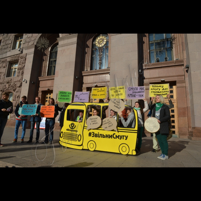 21 вересня 2016 напередодні Міжнародного Дня без авто відбулася акція-перфоманс «ЗвільниСмугу», під час якої громадський автобус пікетував КМДА з вимогою забезпечити нормальний рух в місті, звільнивши смуги для громадського транспорту від незаконних паркувань та руху автомобілів. 