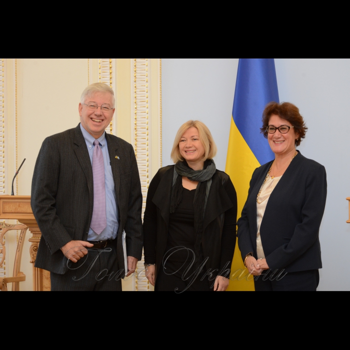 17 жовтня 2016 зустріч Першого заступника Голови Верховної Ради України Ірини Геращенко з помічником Генерального секретаря ООН, заступником Адміністратора Програми розвитку ООН, директором Регіонального бюро ПРООН для країн Європи Джіханом Султаноглу.
Ніл Вокер Координатор системи ООН в Україні, Постійний представник ПРООН в Києві, Ірина Геращенко, Джіхан Султаноглу.