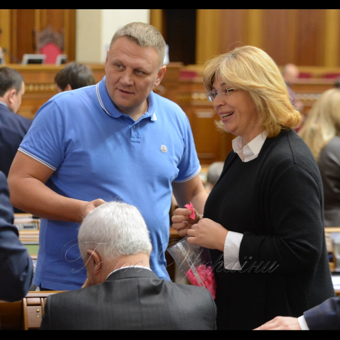 20 жовтня 2016 пленарне засідання Верховної Ради України.
Олександр Шевченко позафр., Ольга Богомолець БПП.