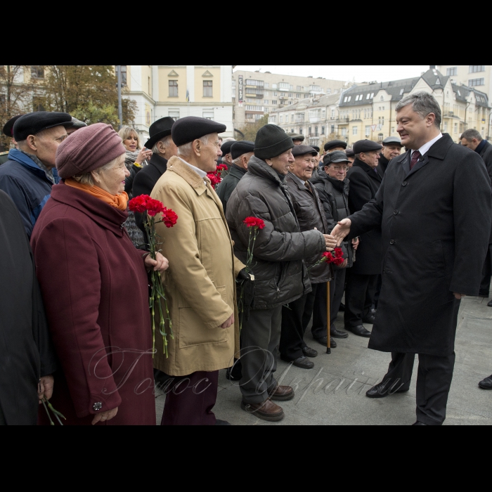 28 жовтня 2016 Президент Петро Порошенко прийняв участь у церемонії вшанування пам’яті загиблих з нагоди 72-ї річниці вигнання нацистів з України (площа Слави).