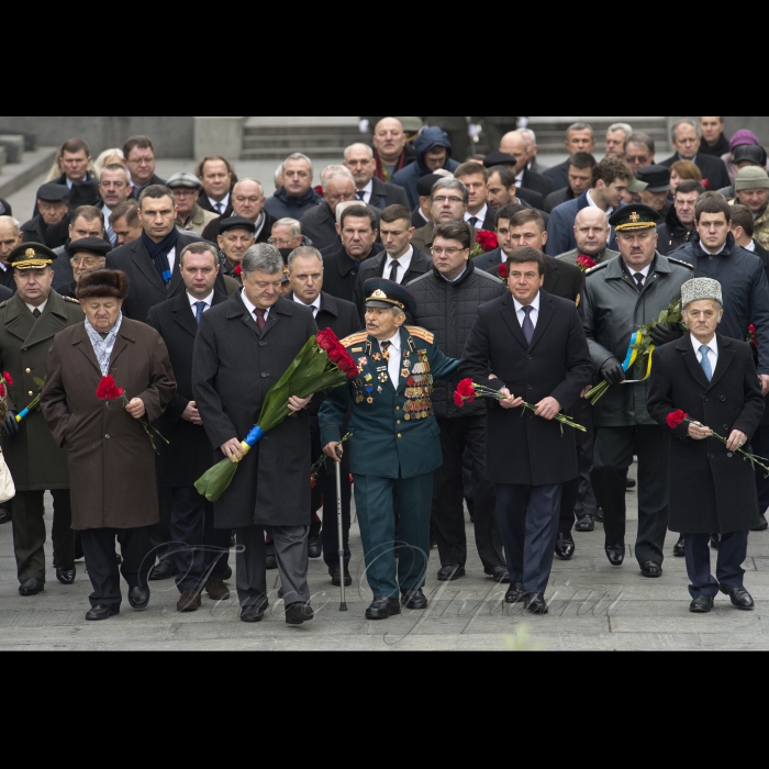 28 жовтня 2016 Президент Петро Порошенко прийняв участь у церемонії вшанування пам’яті загиблих з нагоди 72-ї річниці вигнання нацистів з України (площа Слави).