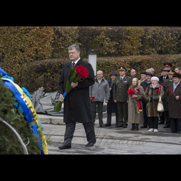 28 жовтня 2016 Президент Петро Порошенко прийняв участь у церемонії вшанування пам’яті загиблих з нагоди 72-ї річниці вигнання нацистів з України (площа Слави).