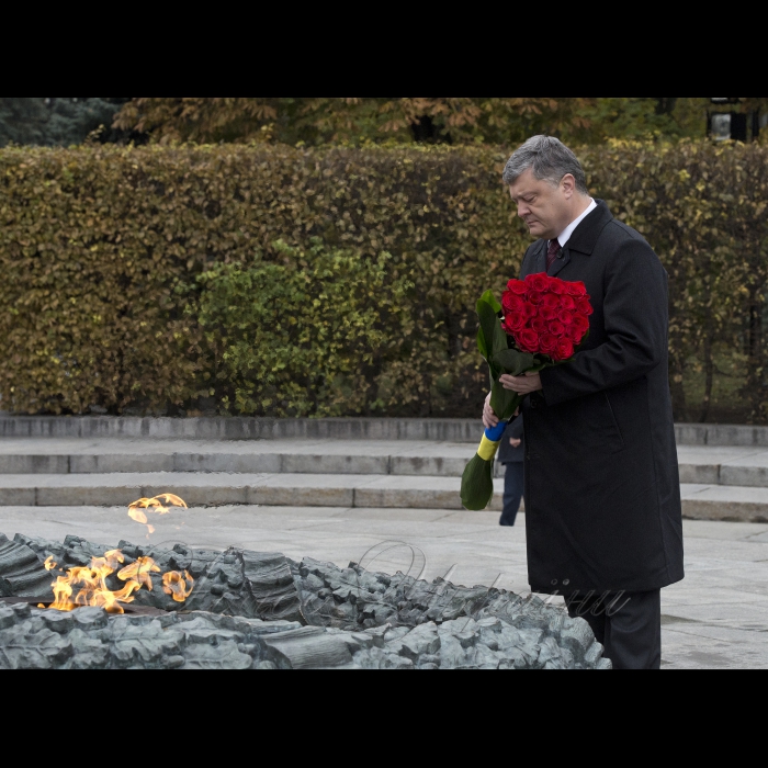 28 жовтня 2016 Президент Петро Порошенко прийняв участь у церемонії вшанування пам’яті загиблих з нагоди 72-ї річниці вигнання нацистів з України (площа Слави).