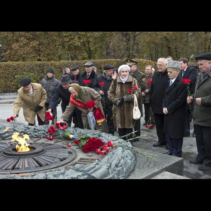 28 жовтня 2016 Президент Петро Порошенко прийняв участь у церемонії вшанування пам’яті загиблих з нагоди 72-ї річниці вигнання нацистів з України (площа Слави).