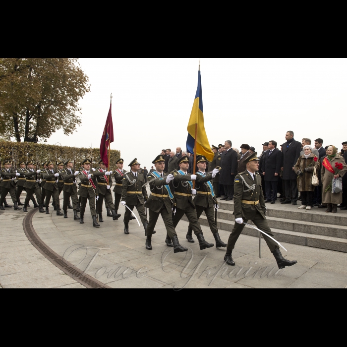 28 жовтня 2016 Президент Петро Порошенко прийняв участь у церемонії вшанування пам’яті загиблих з нагоди 72-ї річниці вигнання нацистів з України (площа Слави).