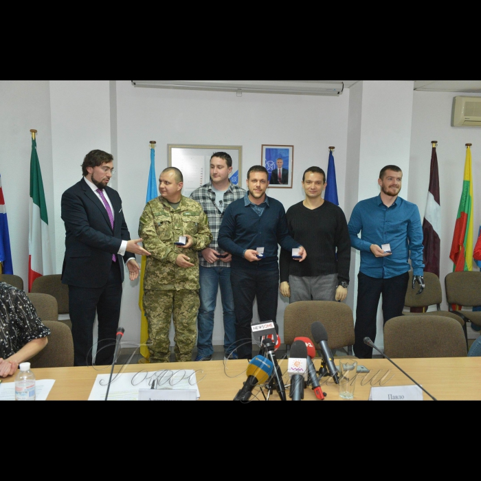 8 листопада 2016 офіційна церемонія привітання українських поранених військовослужбовців - учасників 41-го марафону морської піхоти США у Вашингтоні (участь української команди за фінансової підтримки Трастового фонду НАТО з медичної реабілітації). Керівник представництва НАТО, директор Офісу зв’язку НАТО в Україні Александр Вінніков привітав бійців з високими результатами забігу, вручив пам’ятні медалі.
Керівник представництва НАТО, директор Офісу зв’язку НАТО в Україні Александр Вінніков, Андрій Кіх, Павло Степанов, Дмитро Фесенко, Вадим Свириденко, Вадим Мазніченко.