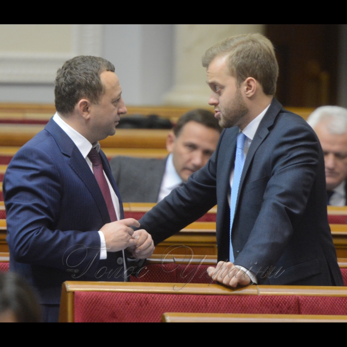 16 листопада 2016 пленарне засідання Верховної Ради України.
Василь Яніцький, Костянтин Усов - БПП.