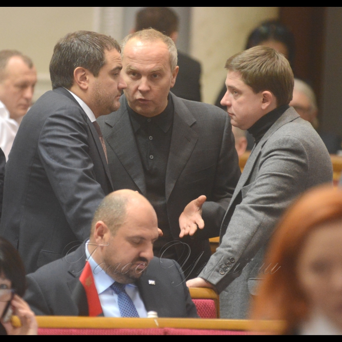 17 листопада 2016 пленарне засідання Верховної Ради України.
Андрій Павелко - БПП, Нестор Шуфрич - ОП, Олесь Довгий - ВОЛЯ.